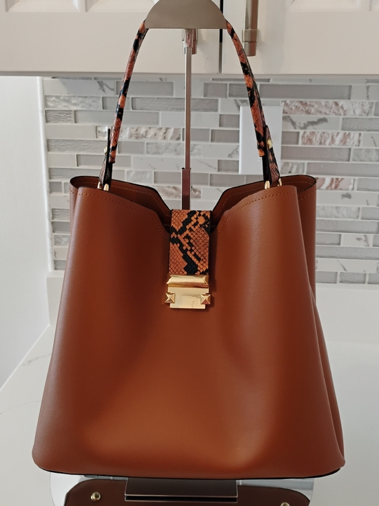 The Unbranded Brand Handbags - NEW Bucket Crossbody Bag & Pouch - GHW and Vegan Leather